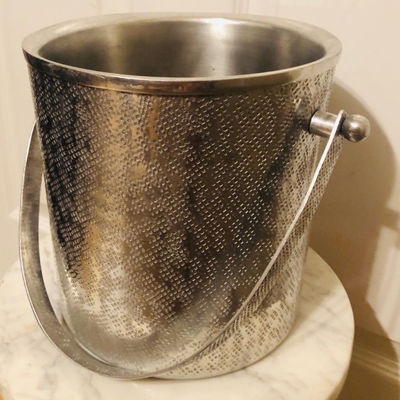 (BUNDLE) Hammered silver tone ice 🧊 bucket with ice crusher - for home bar - Picture 3 of 9